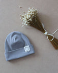 Kuschelig weiche Beanie aus GOTS-zertifizierter Bio-Baumwolle in unserer exklusiven Farbe Dusty Rose. Die Beanie ist aus fein geripptem und sehr elastischem Stoff, sodass die Mütze mit wächst und Ihr lange Freude daran haben werdet. Kreiere perfekte Looks indem Du die Beanie mit unseren Schühchen, Leggings und Schals kombinierst!