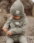 Kuschelig weiche Beanie aus GOTS-zertifizierter Bio-Baumwolle in unserer exklusiven Farbe Dusty Rose. Die Beanie ist aus fein geripptem und sehr elastischem Stoff, sodass die Mütze mit wächst und Ihr lange Freude daran haben werdet. Kreiere perfekte Looks indem Du die Beanie mit unseren Schühchen, Leggings und Schals kombinierst!