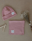 Kuschelig weicher Loop Schal aus GOTS-zertifizierter Bio-Baumwolle in unserer exklusiven Farbe Dusty Rose. Die Beanie ist aus fein geripptem und sehr elastischem Stoff, sodass die Mütze mit wächst und Ihr lange Freude daran haben werdet. Kreiere perfekte Looks indem Du die Beanie mit unseren Schühchen, Leggings und Schals kombinierst!