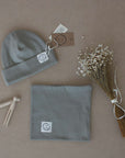 Kuschelig weicher Loop Schal aus GOTS-zertifizierter Bio-Baumwolle in unserer exklusiven Farbe Dusty Rose. Die Beanie ist aus fein geripptem und sehr elastischem Stoff, sodass die Mütze mit wächst und Ihr lange Freude daran haben werdet. Kreiere perfekte Looks indem Du die Beanie mit unseren Schühchen, Leggings und Schals kombinierst!