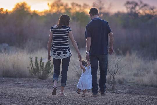 Erste Schritte: Laufen lernen fördern bei Babys
