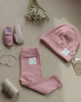Kuschelig weiche Beanie aus GOTS-zertifizierter Bio-Baumwolle in unserer exklusiven Farbe Dusty Rose.  Die Beanie ist aus fein geripptem und sehr elastischem Stoff, sodass die Mütze mit wächst und Ihr lange Freude daran haben werdet.  Kreiere perfekte Looks indem Du die Beanie mit unseren Schühchen, Leggings und Schals kombinierst!