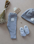 Kuschelig weiche Beanie aus GOTS-zertifizierter Bio-Baumwolle in unserer exklusiven Farbe Dusty Rose.  Die Beanie ist aus fein geripptem und sehr elastischem Stoff, sodass die Mütze mit wächst und Ihr lange Freude daran haben werdet.  Kreiere perfekte Looks indem Du die Beanie mit unseren Schühchen, Leggings und Schals kombinierst!