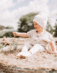 Kuschelig weiche Beanie aus GOTS-zertifizierter Bio-Baumwolle in unserer exklusiven Farbe Dusty Rose.  Die Beanie ist aus fein geripptem und sehr elastischem Stoff, sodass die Mütze mit wächst und Ihr lange Freude daran haben werdet.  Kreiere perfekte Looks indem Du die Beanie mit unseren Schühchen, Leggings und Schals kombinierst!