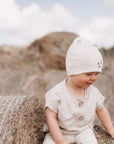 Kuschelig weiche Beanie aus GOTS-zertifizierter Bio-Baumwolle in unserer exklusiven Farbe Dusty Rose.  Die Beanie ist aus fein geripptem und sehr elastischem Stoff, sodass die Mütze mit wächst und Ihr lange Freude daran haben werdet.  Kreiere perfekte Looks indem Du die Beanie mit unseren Schühchen, Leggings und Schals kombinierst!
