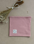Kuschelig weicher Loop Schal aus GOTS-zertifizierter Bio-Baumwolle in unserer exklusiven Farbe Dusty Rose.  Die Beanie ist aus fein geripptem und sehr elastischem Stoff, sodass die Mütze mit wächst und Ihr lange Freude daran haben werdet.  Kreiere perfekte Looks indem Du die Beanie mit unseren Schühchen, Leggings und Schals kombinierst!