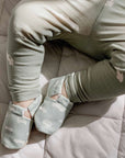 Vegane Babyschuhe und Kinderschuhe, rutschfest, waschbar, ohne Schadstoffe, samtweich, aus Baumwolle. Fast wie barfuß mit dem Schutz aus samtweicher Baumwolle