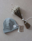 Kuschelig weiche Beanie aus GOTS-zertifizierter Bio-Baumwolle in unserer exklusiven Farbe Dusty Rose.  Die Beanie ist aus fein geripptem und sehr elastischem Stoff, sodass die Mütze mit wächst und Ihr lange Freude daran haben werdet.  Kreiere perfekte Looks indem Du die Beanie mit unseren Schühchen, Leggings und Schals kombinierst!