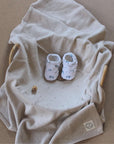 Vegane Babyschuhe und Kinderschuhe, rutschfest, waschbar, ohne Schadstoffe, samtweich, aus Baumwolle. Fast wie barfuß mit dem Schutz aus samtweicher Baumwolle