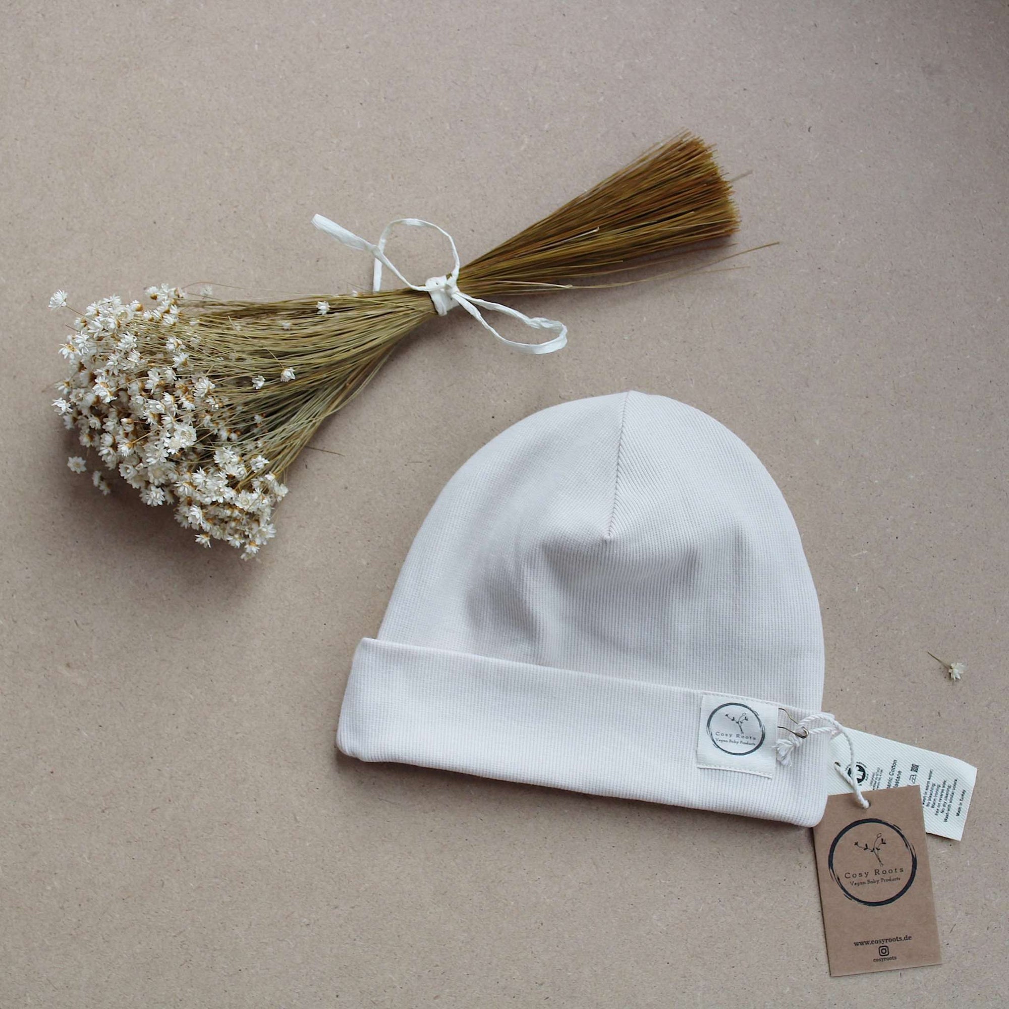 Kuschelig weiche Beanie aus GOTS-zertifizierter Bio-Baumwolle in unserer exklusiven Farbe Dusty Rose.  Die Beanie ist aus fein geripptem und sehr elastischem Stoff, sodass die Mütze mit wächst und Ihr lange Freude daran haben werdet.  Kreiere perfekte Looks indem Du die Beanie mit unseren Schühchen, Leggings und Schals kombinierst!