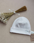 Kuschelig weiche Beanie aus GOTS-zertifizierter Bio-Baumwolle in unserer exklusiven Farbe Dusty Rose.  Die Beanie ist aus fein geripptem und sehr elastischem Stoff, sodass die Mütze mit wächst und Ihr lange Freude daran haben werdet.  Kreiere perfekte Looks indem Du die Beanie mit unseren Schühchen, Leggings und Schals kombinierst!