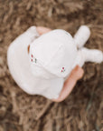 Kuschelig weiche Beanie aus GOTS-zertifizierter Bio-Baumwolle in unserer exklusiven Farbe Dusty Rose.  Die Beanie ist aus fein geripptem und sehr elastischem Stoff, sodass die Mütze mit wächst und Ihr lange Freude daran haben werdet.  Kreiere perfekte Looks indem Du die Beanie mit unseren Schühchen, Leggings und Schals kombinierst!