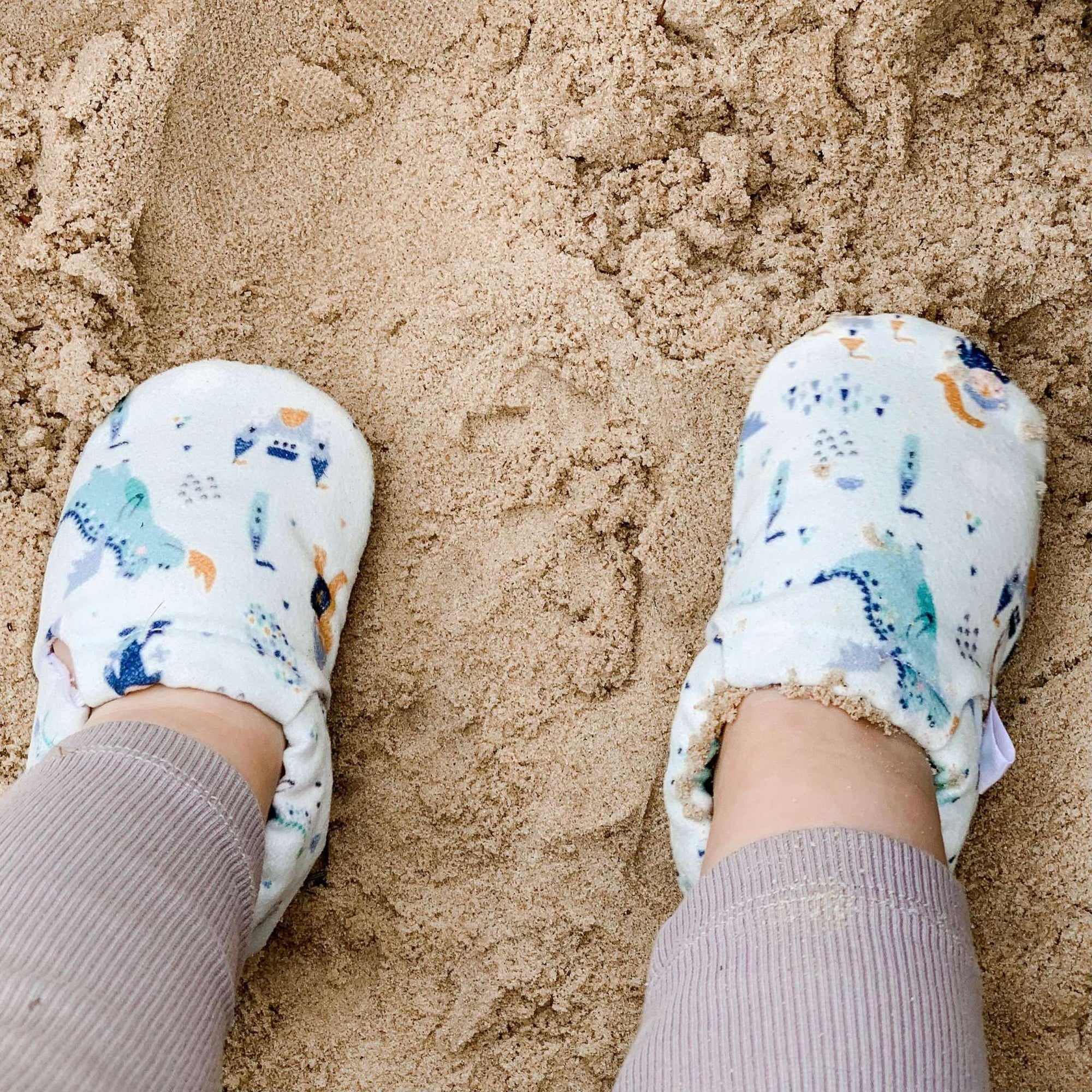 Vegane Babyschuhe und Kinderschuhe, rutschfest, waschbar, ohne Schadstoffe, samtweich, aus Baumwolle. Fast wie barfuß mit dem Schutz aus samtweicher Baumwolle