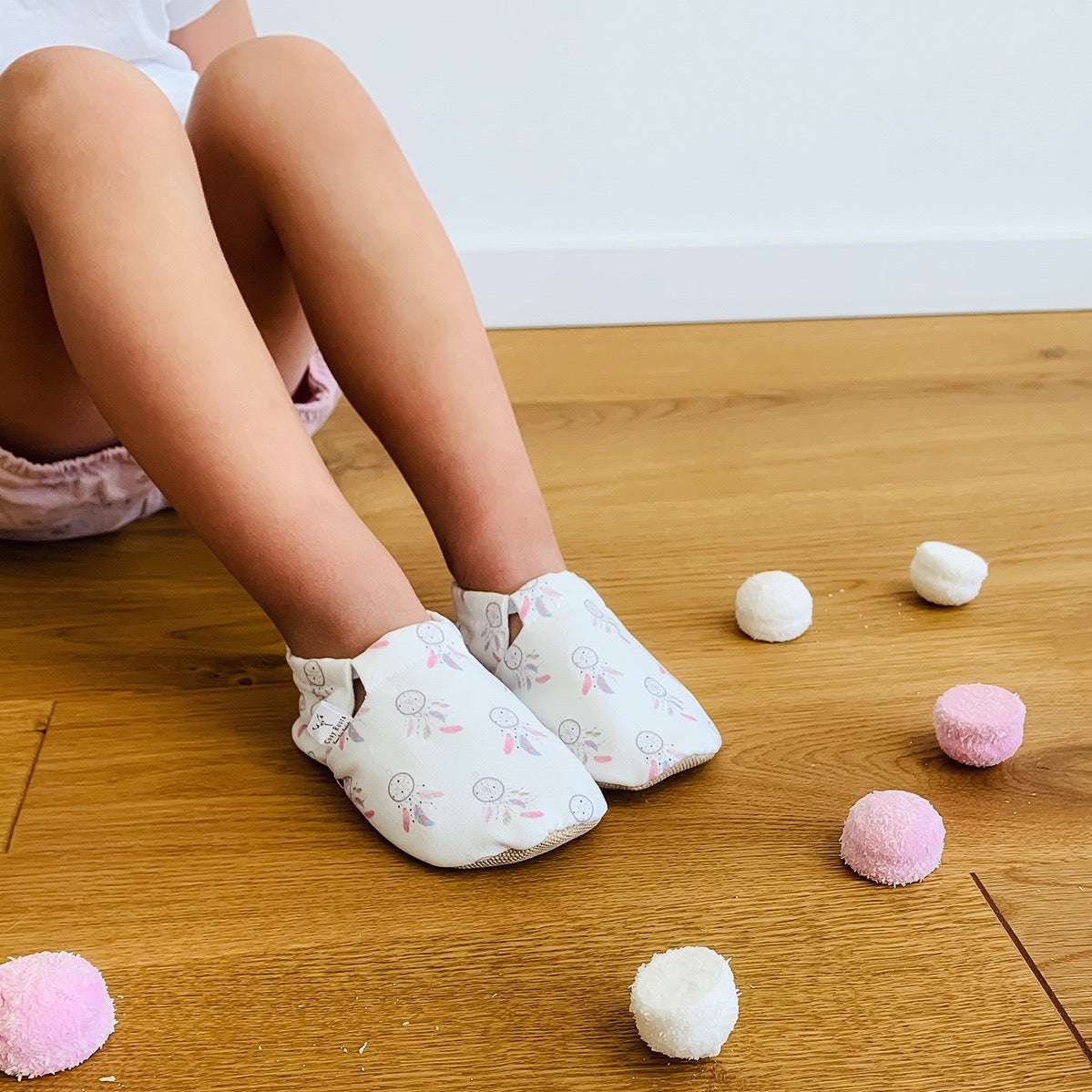 Vegane Babyschuhe und Kinderschuhe, rutschfest, waschbar, ohne Schadstoffe, samtweich, aus Baumwolle. Fast wie barfuß mit dem Schutz aus samtweicher Baumwolle