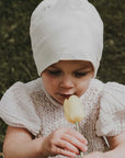 Kuschelig weiche Beanie aus GOTS-zertifizierter Bio-Baumwolle in unserer exklusiven Farbe Dusty Rose.  Die Beanie ist aus fein geripptem und sehr elastischem Stoff, sodass die Mütze mit wächst und Ihr lange Freude daran haben werdet.  Kreiere perfekte Looks indem Du die Beanie mit unseren Schühchen, Leggings und Schals kombinierst!