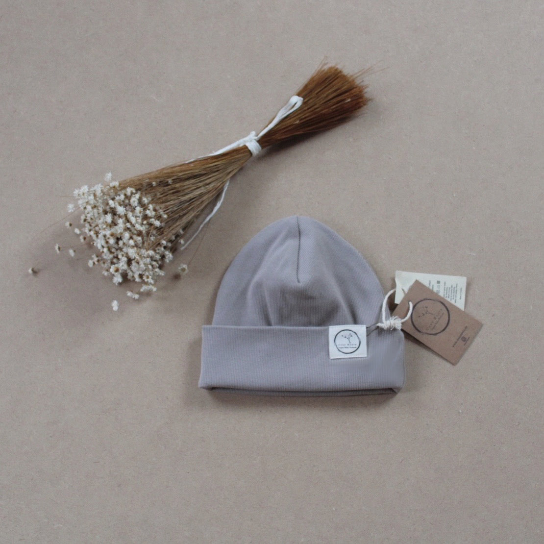 Kuschelig weiche Beanie aus GOTS-zertifizierter Bio-Baumwolle in unserer exklusiven Farbe Dusty Rose.  Die Beanie ist aus fein geripptem und sehr elastischem Stoff, sodass die Mütze mit wächst und Ihr lange Freude daran haben werdet.  Kreiere perfekte Looks indem Du die Beanie mit unseren Schühchen, Leggings und Schals kombinierst!