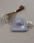 Kuschelig weiche Beanie aus GOTS-zertifizierter Bio-Baumwolle in unserer exklusiven Farbe Dusty Rose.  Die Beanie ist aus fein geripptem und sehr elastischem Stoff, sodass die Mütze mit wächst und Ihr lange Freude daran haben werdet.  Kreiere perfekte Looks indem Du die Beanie mit unseren Schühchen, Leggings und Schals kombinierst!