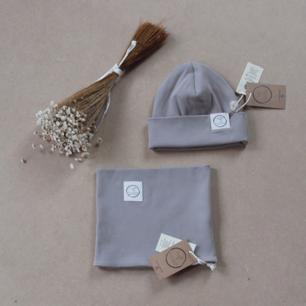 Kuschelig weiche Beanie aus GOTS-zertifizierter Bio-Baumwolle in unserer exklusiven Farbe Dusty Rose.  Die Beanie ist aus fein geripptem und sehr elastischem Stoff, sodass die Mütze mit wächst und Ihr lange Freude daran haben werdet.  Kreiere perfekte Looks indem Du die Beanie mit unseren Schühchen, Leggings und Schals kombinierst!