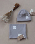 Kuschelig weiche Beanie aus GOTS-zertifizierter Bio-Baumwolle in unserer exklusiven Farbe Dusty Rose.  Die Beanie ist aus fein geripptem und sehr elastischem Stoff, sodass die Mütze mit wächst und Ihr lange Freude daran haben werdet.  Kreiere perfekte Looks indem Du die Beanie mit unseren Schühchen, Leggings und Schals kombinierst!