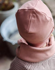 Kuschelig weiche Beanie aus GOTS-zertifizierter Bio-Baumwolle in unserer exklusiven Farbe Dusty Rose.  Die Beanie ist aus fein geripptem und sehr elastischem Stoff, sodass die Mütze mit wächst und Ihr lange Freude daran haben werdet.  Kreiere perfekte Looks indem Du die Beanie mit unseren Schühchen, Leggings und Schals kombinierst!