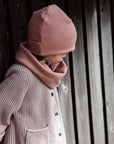 Kuschelig weiche Beanie aus GOTS-zertifizierter Bio-Baumwolle in unserer exklusiven Farbe Dusty Rose.  Die Beanie ist aus fein geripptem und sehr elastischem Stoff, sodass die Mütze mit wächst und Ihr lange Freude daran haben werdet.  Kreiere perfekte Looks indem Du die Beanie mit unseren Schühchen, Leggings und Schals kombinierst!