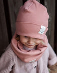 Kuschelig weicher Loop Schal aus GOTS-zertifizierter Bio-Baumwolle in unserer exklusiven Farbe Dusty Rose.  Die Beanie ist aus fein geripptem und sehr elastischem Stoff, sodass die Mütze mit wächst und Ihr lange Freude daran haben werdet.  Kreiere perfekte Looks indem Du die Beanie mit unseren Schühchen, Leggings und Schals kombinierst!